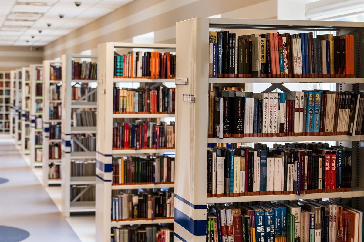 Bücherregale in der Schulbibliothek