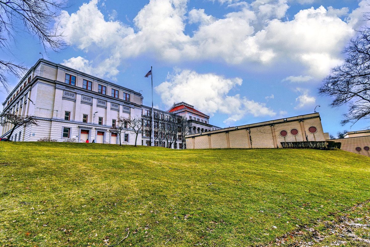 Das Schulgebäude bei blauem Himmel