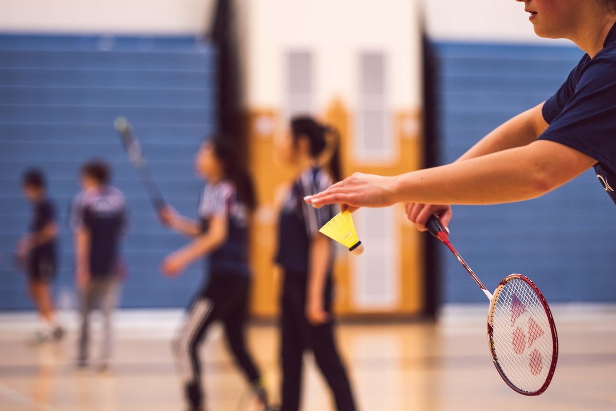 Kinder beim Sport in der Turnhalle